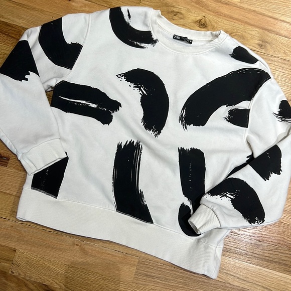 Zara Tops - Zara preloved white and black sweatshirt🔥❤️🍂